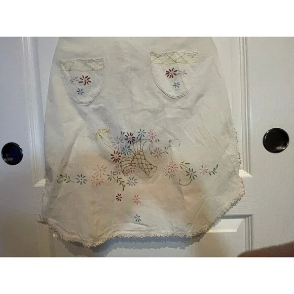 Vintage Embroidered Cream Colored Full Apron - Picture 7 of 12